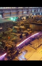 لحظه خروج و پیچ خوردن تیرآهن از خط تولید با دمای ۱۳۰۰ درجه سانتیگراد در ذوب آهن اصفهان 